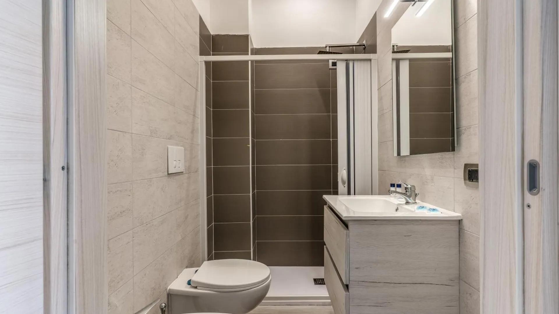 נאפולי Royal Rooms B&B לינה וארוחת בוקר